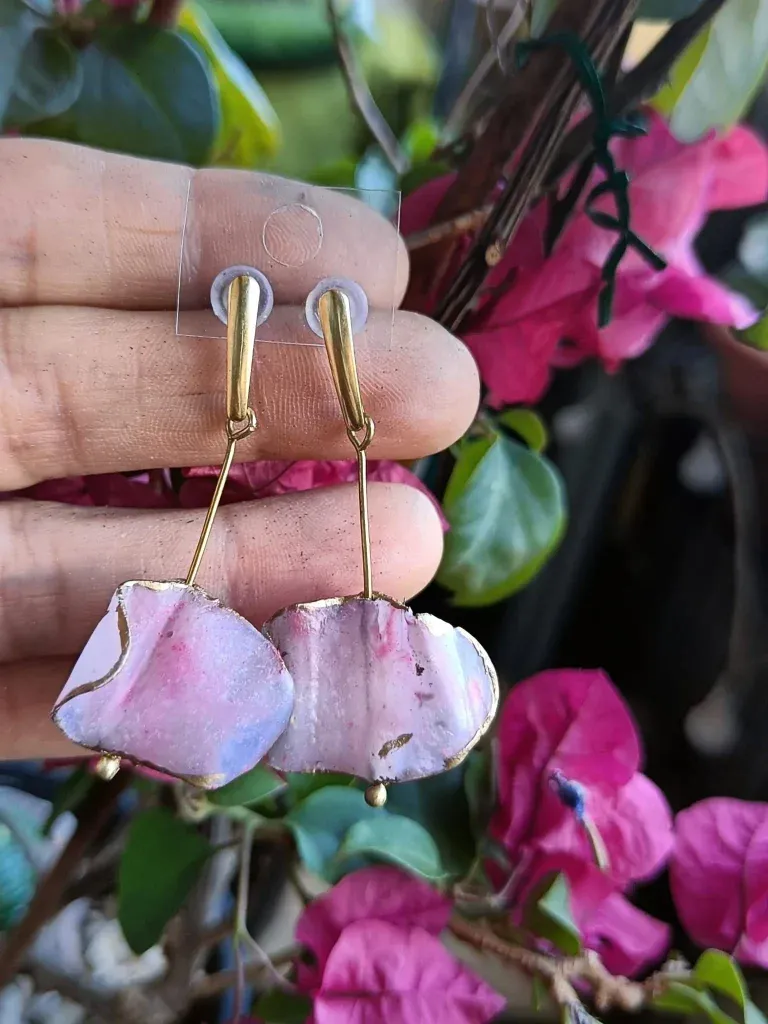 Pendientes buganvillas rosa en mano