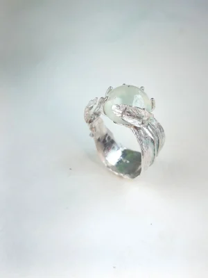 Anillo plata gema hoja modernista