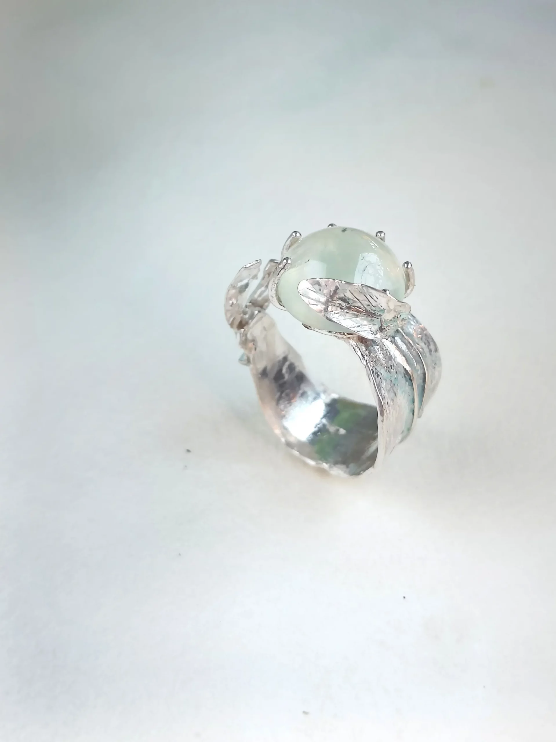 Anillo plata gema hoja modernista