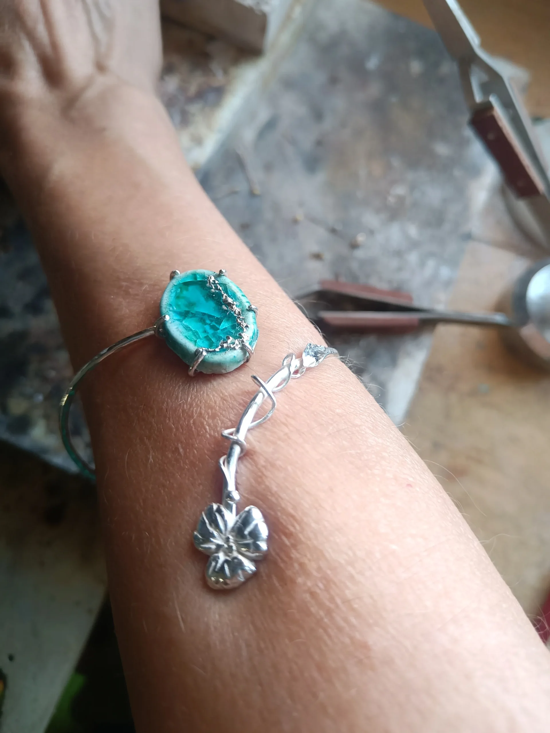 Brazalete plata y cerámica modernista turquesa con flor en el taller