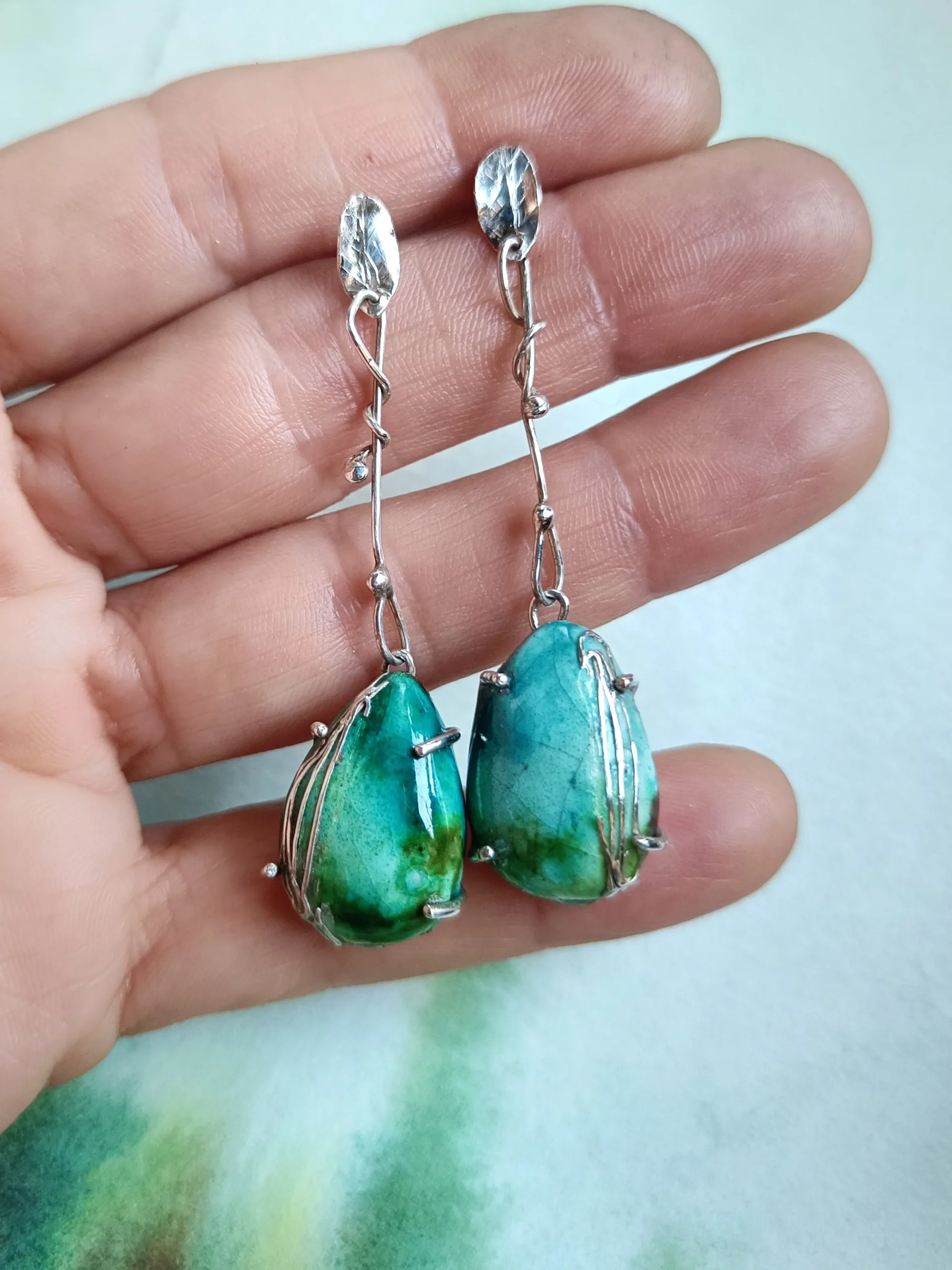 pendientes modernistas gota turquesa en mano